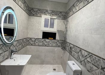 شقة واسعة بصالة وثلاث غرف نوم 
