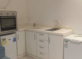 شاليه بمسطح اخضر وجلسة خارجية 