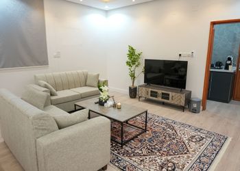 استديو بسرير ماستر وجلسة مريحة