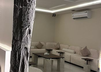 شاليه بجلسة تطل على مسبح خارجي 