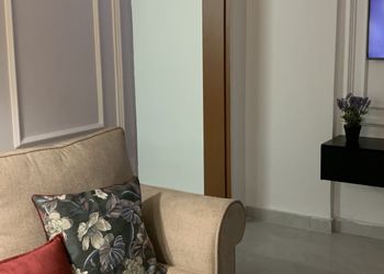 شقة بغرفة نوم وصالة وبأثاث مريح