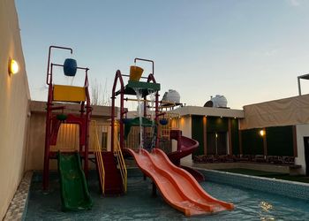 شاليه بجلسة خارجية وألعاب أطفال