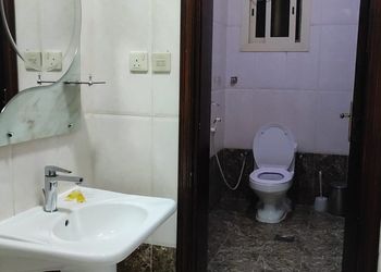 شقة بغرفة نوم وصاله ومطبخ