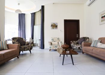 شاليه بصالة مطلة على الحديقة 