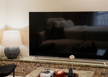 استديو فاخر بشاشة كبيرة
