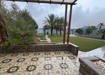 استراحة بمسطح اخضر و العاب اطفال
