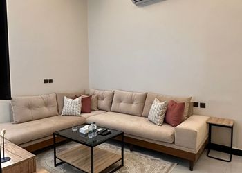 شقة بصالة أنيقة ودخول ذاتي