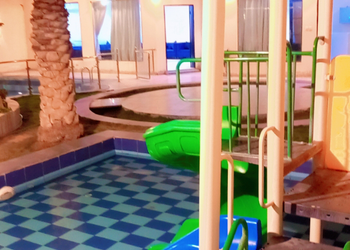 شاليه بألعاب مائية ومسطح اخضر