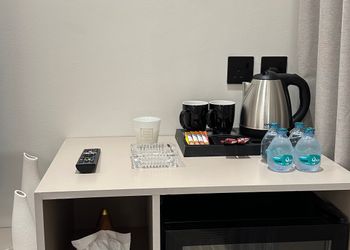 استديو بأثاث مريح وبسيط 