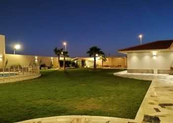 استراحة بمسطح اخضر وجلسه خارجيه