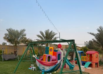 مزرعة بمسطح اخضر وبيت شعر