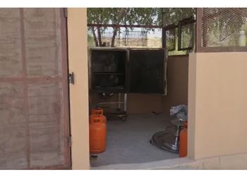 مزرعة بمسطحات خضراء وبيت شعر 