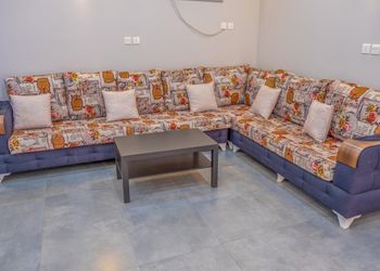 استراحة بمسطح اخضر وجلسة خارجية