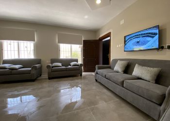 استراحة بصالة جلوس انيقة واطلالة