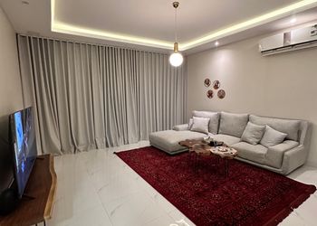 شقة بصالة أنيقة ودخول ذاتي 