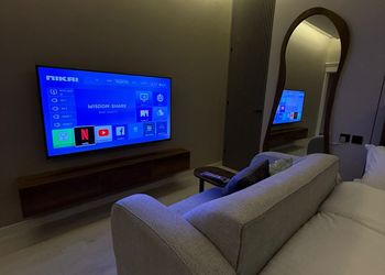 استديو بتصميم أنيق وسرير مريح 