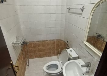 شقة بصالة وثلاث غرف نوم
