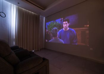 شقة بغرفتين نوم وسينما وبلياردو