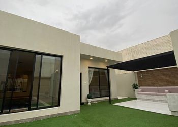 شاليه بصالة جلوس ومسبح داخلي