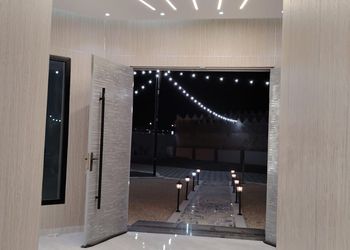 استراحة بمجلس واسع وفناء خارجي