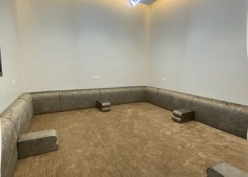 شاليه بجلسة خارجية ومسطح اخضر
