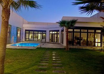 شاليه بمسطح اخضر و مسبح