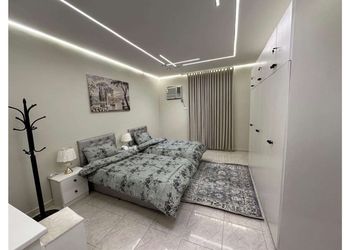 شقة بتصميم فاخر وصالة أنيقة