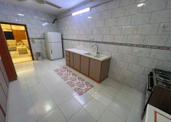 شقة بصالة مريحة وغرفتين نوم