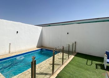 شاليه بجلسة تطل على مسبح خارجي 