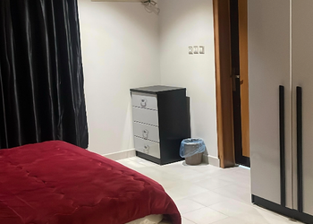 شقة بغرفة معيشة وغرفتين نوم  