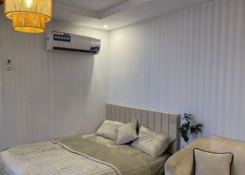 استديو بسرير مريح وأثاث بسيط