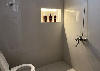 شقة بصالة أنيقة وثلاث غرف نوم 