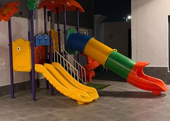 استراحة بمسبح خارجي وألعاب اطفال