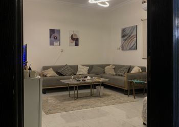 استديو بسرير مفرد وجلسة