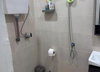 غرفة بسرير مريح وأثاث بسيط