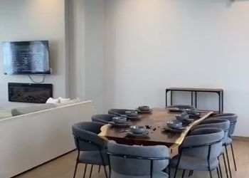 شاليه بجلسة تطل على مسبح خارجي 