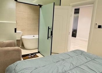 شاليه بمسطح اخضر وجلسة خارجية 