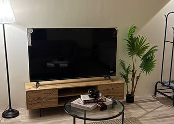استديو بأثاث مريح وبسيط 