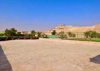 استراحة بجلسة خارجية ومسطح اخضر
