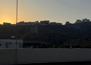 شقة بصالة وثلاث غرف نوم