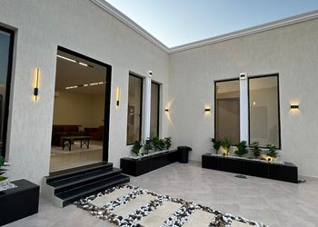 شاليه بجلسة خارجية وألعاب أطفال