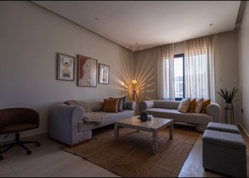 شقة ثلاث غرف نوم وسينما وبلكونه 
