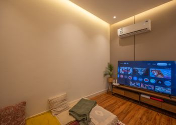 استديو بأثاث مريح وبسيط 