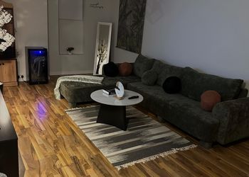 شقة بغرفة سينما ودخول ذاتي 