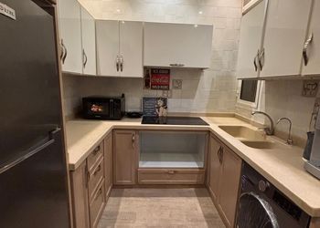 شقة بصالة وثلاث غرف نوم