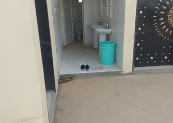 استراحة بالعاب ومسطحات خضراء 