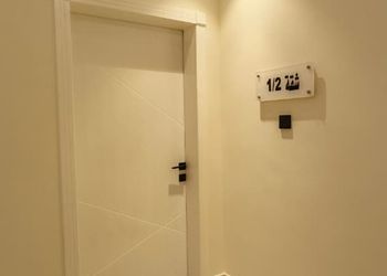 شقة بغرفة معيشة وغرفتين نوم 