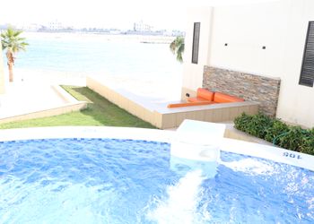 شاليه بمسبح مطل على الشاطئ