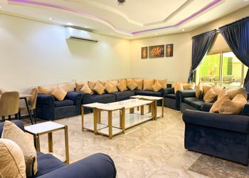 شاليه بجلسة تطل على مسبح خارجي 