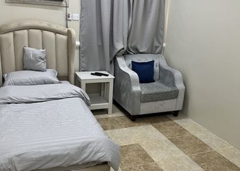 غرفة بأثاث مريح و بسيط 